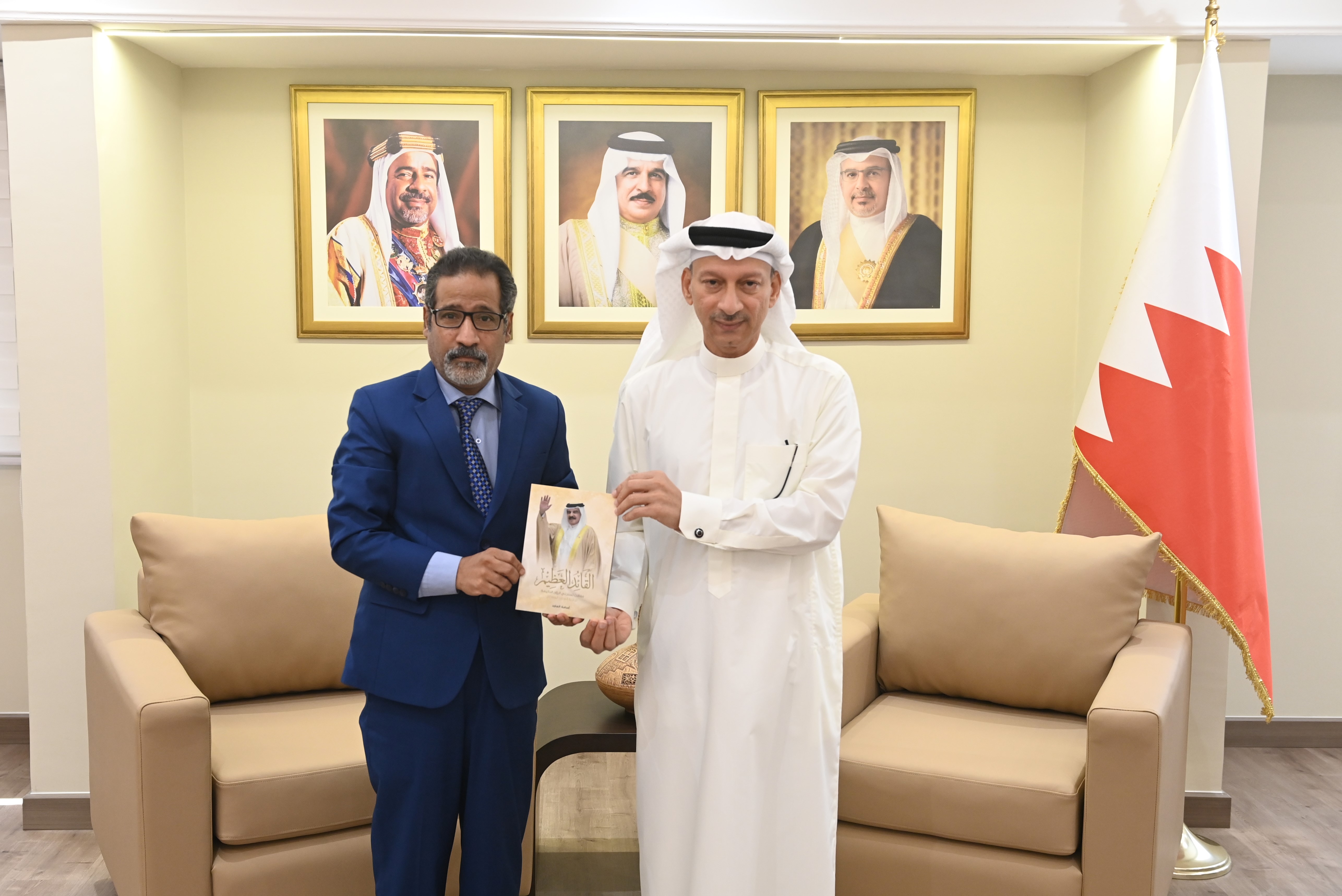 محافظ الشمالية يتسلم نسخة من كتاب القائد العظيم <